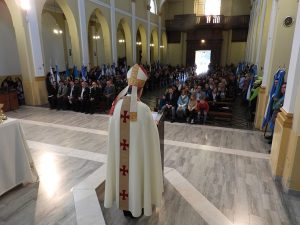 Mons. Torrado Mosconi de espaldas en la Catedral